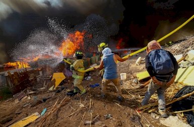 Döbbenetes: 100 házat borított be a tűz – ilyen nehéz dolga még nem volt a tűzoltóknak