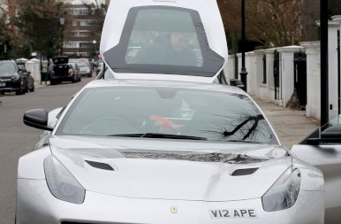 Hugh Grant Ferrarijától biztosan le fog esni az állad – fotók
