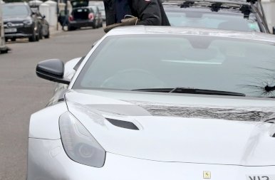 Hugh Grant Ferrarijától biztosan le fog esni az állad – fotók
