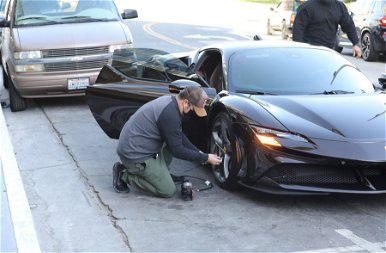 Kendall Jenner Ferrarija nagy pácba került – lesifotók