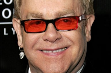 75 éves lett Elton John - Íme a legendás zenész legnagyobb slágerei!