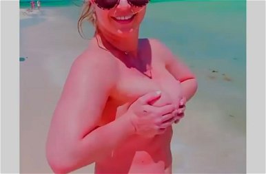 Britney Spears megint ledobta a melltartóját, de Dua Lipa is megmutatta hogyan vetkőzik bikinire