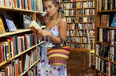 Rita Ora egy könyvesboltban, a parton és még egy kiskutyával a kezében is szuperdögös