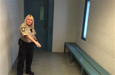 A szőke rendőrnő beleszeretett a fogvatartottba – fotókon a furcsa románc