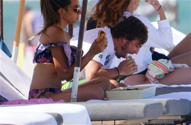 Fernando Alonso csodaszép barátnője bikinire vetkőzött