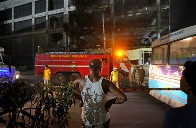 27 ember halt meg a tűzben, miután kigyulladt egy épület – fotókon a tragédia