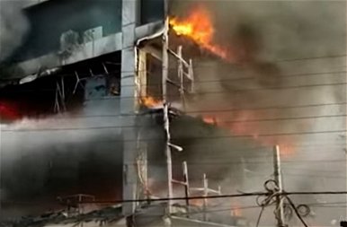 27 ember halt meg a tűzben, miután kigyulladt egy épület – fotókon a tragédia