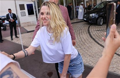 Cannes-ban még a legnagyobb sztárok is kicsípik magukat, de Kristen Stewartnak elég egy farmer és egy fehér póló is