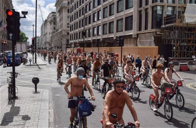 Nők és férfiak meztelenül bicikliztek London utcáin (18+)