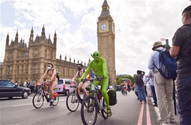 Nők és férfiak meztelenül bicikliztek London utcáin (18+)