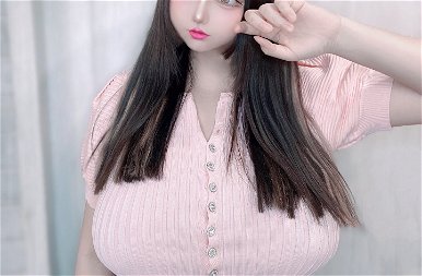Ez a japán lány úgy néz ki a hatalmas melleivel, mint egy baba, pedig ember (18+)
