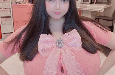 Ez a japán lány úgy néz ki a hatalmas melleivel, mint egy baba, pedig ember (18+)