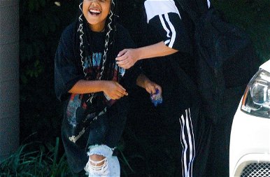 Kim Kardashiant és a lányát fotózták, aki erre bemutatott