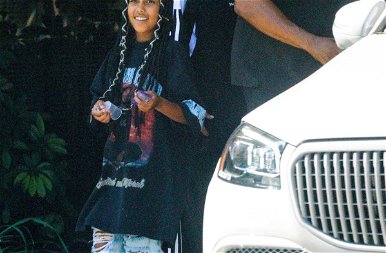 Kim Kardashiant és a lányát fotózták, aki erre bemutatott