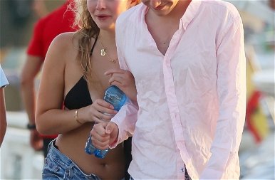 Bikiniben és kigombolt farmernadrágban bulizik Gwyneth Paltrow és Chris Martin lánya