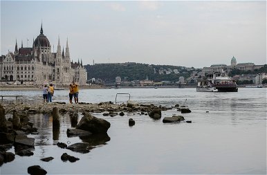 Megrázó képeken a "kiszáradt" Duna, ami Budapest elszomorító látványossága lett