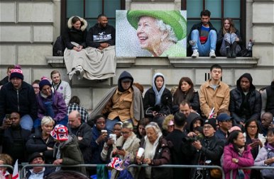 Most minden II. Erzsébet temetéséről szólt Londonban – fotókon a búcsúszertartás