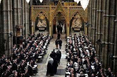 Most minden II. Erzsébet temetéséről szólt Londonban – fotókon a búcsúszertartás
