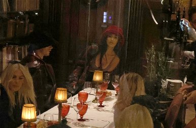 Megan Fox a melleivel hozta meg a pasija étvágyát a vacsorához