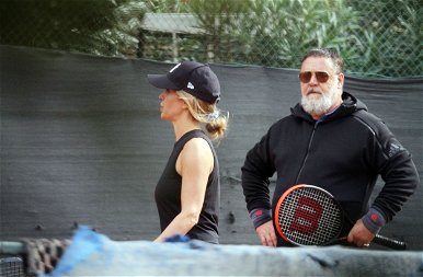Így néz ki a pocakos Russell Crowe és a 26 évvel fiatalabb barátnője