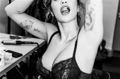Felrobbant tőle a net, amikor Rita Ora ledobta a bikinifelsőjét - összeszedtük a legdögösebb pillanatait