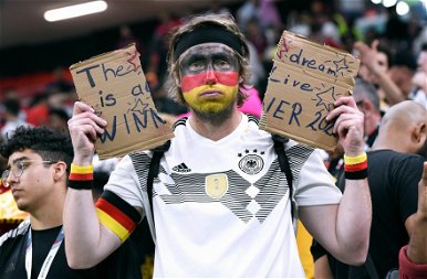 Szomorú fotókon a német drukkerek, akik hiába pózoltak a foci-vb trófeájával, még a csoportból se jutottak tovább